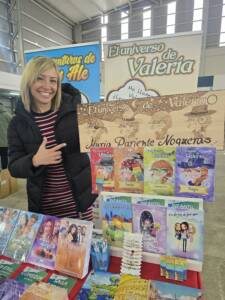 Nuria Pariente con una lectora infantil en presentación de sus libros y cuentos infantiles