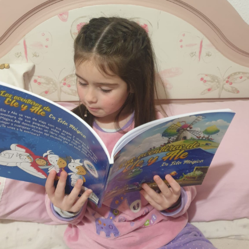 niña leyendo cuento infantil ilustrado para niños de 8 años
