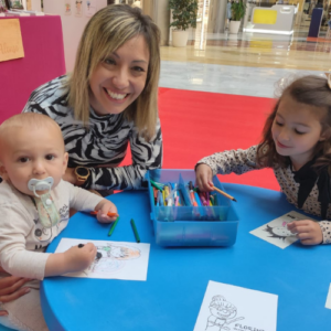 niño coloreando ilustraciones de un cuento infantil