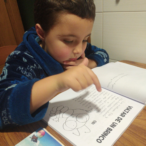 niños coloreando ilustraciones de un cuento infantil