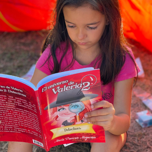 niño coloreando ilustraciones de un cuento infantil