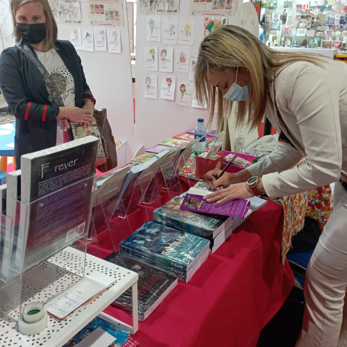 Nuria Pariente firmando cuentos infantiles ilustrados