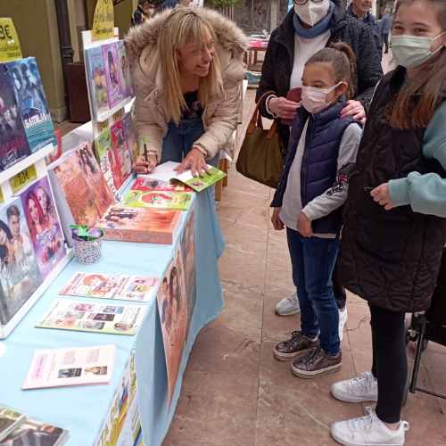 Nuria Pariente firmando cuentos infantiles ilustrados